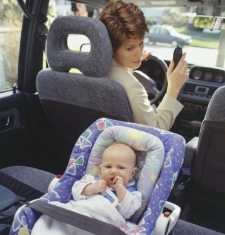 الأطفال يشتّتون انتباه السائقين أكثر من الهواتف