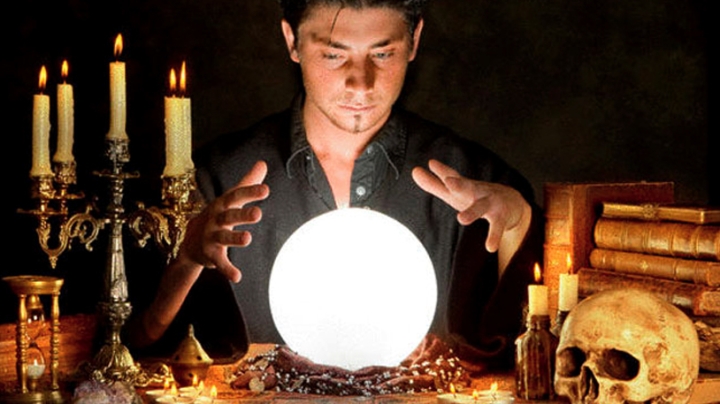 &quot;الثاروت&quot; أو&quot;الكارطة&quot;.. حين تمارس التكنولوجيا الدجل