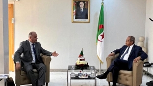 وزير الصناعة والإنتاج الصيدلاني، علي عون-رئيس جمعية المصدرين الجزائريين، طارق بولمرقة