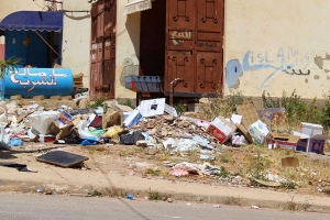 النفايات تحاصر الأحياء السكنية