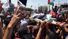 عشرات آلاف الفلسطينيين يشيّعون جثمان الشهيد أبو خضير 