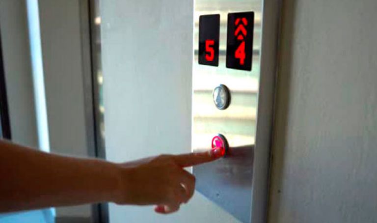 شركة خاصة تحرم السكان من خدمات المصعد