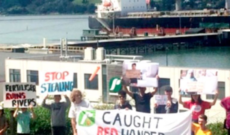 نيوزيلانديون يتظاهرون ضد تورط شركات نيوزيلندية