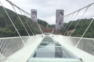الصين تفتتح أعلى الجسور الزجاجية في العالم