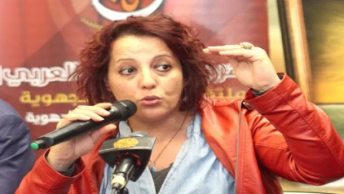 أطالب بقانون يحمي الفنان