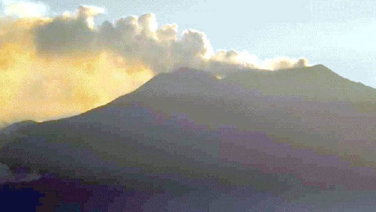 "إتنا" ينزلق نحو البحر المتوسط.. وتحذيرات من تسونامي هائل