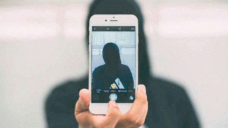 ‘’سيلفي” ينقذ صاحبها من السجن 99 عاما