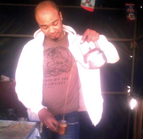 شباب بورڤلة وجدوا في بيع الشاي مصدر رزق