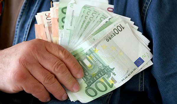 ضبط 10750 أورو بحوزة مسافر بمطار بيطاط