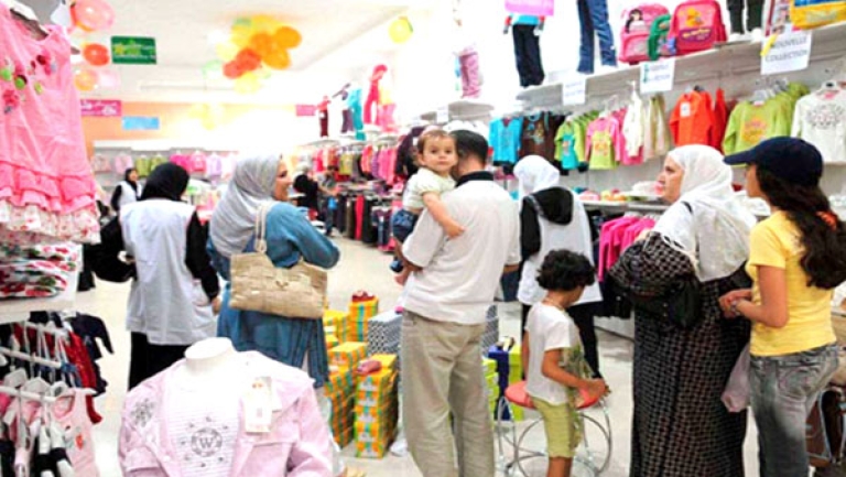 محلات الملابس تغصّ بالزبائن عشية العيد
