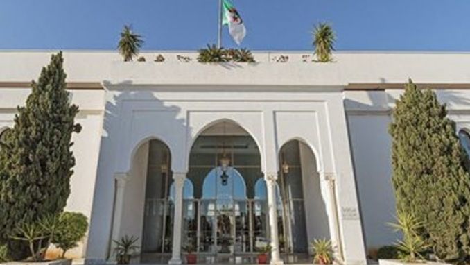 إشكالية القراءة في مواجهة الإكراهات