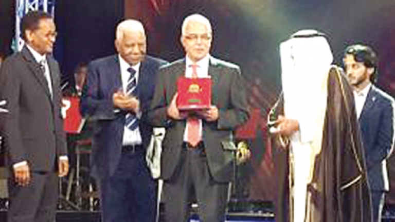 تكريم قرين نظير مجهوداته لترقية الفضاء الإعلامي