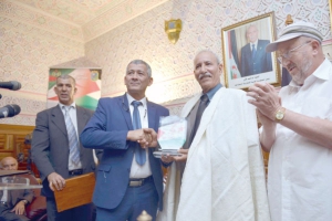منح الرئيس الصحراوي صفة المواطنة