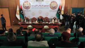 ليبيا تطوي سنوات لازدواجية السلطة