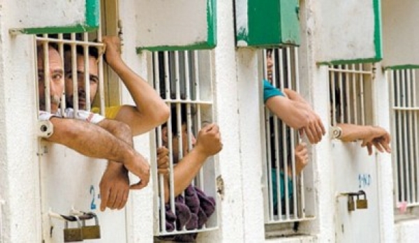 الأسرى في سجون الاحتلال يشنون إضرابا عن الطعام