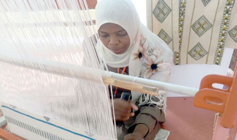 تطوير الصناعة التقليدية مرهون بتطوير الأدوات المصنعة لها