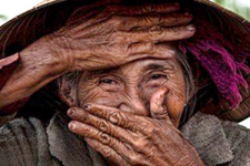 صورة تغيّر حياة عجوز فيتنامية