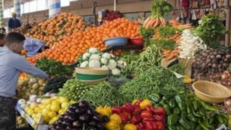 أسعار الخضر والفواكه تأبى التراجع