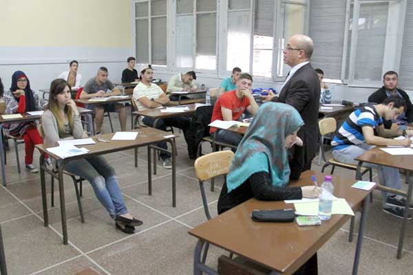 الهاتف النقال ممنوع وخروج المترشح من القسم تحت حراسة مشددة