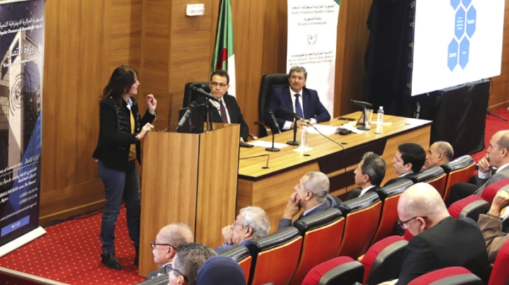 نقل المعلومة والتحليل بعيدا عن الممارسة الإعلامية الارتجالية