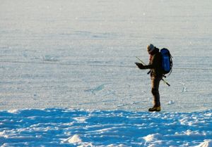 يتزلج 40 كيلومترا من السويد إلى النرويج تجنبا للحجر في فندق