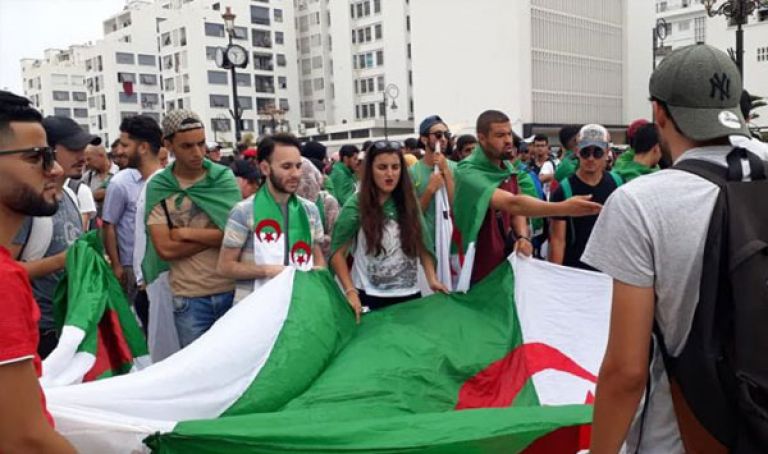 المطالبة بتغيير النظام ومواصلة محاربة الفساد
