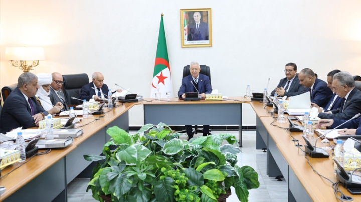 على الجزائريين أن يكونوا يدا واحدة على عدوّهم