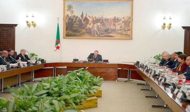 الرئيس بوتفليقة يدعو الجزائريين للمشاركة بقوة في الانتخابات