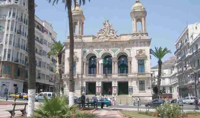 مسرح «علولة» يحتضن مناقشة المذكرات