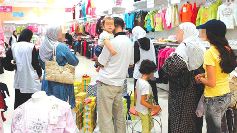 إقبال كبير من العائلات البليدية ليلا لاقتناء كسوة العيد