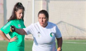 مدربة المنتخب الوطني النسوي لكرة القدم نعيمة لعوادي