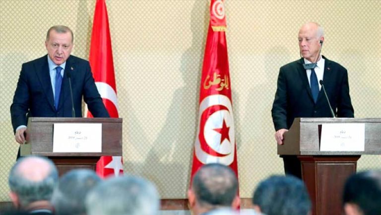 ملف الأزمة الليبية يفرض نفسه على طاولة المحادثات