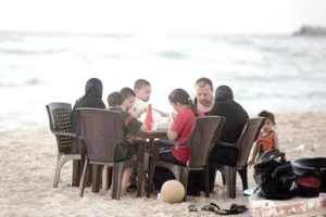 العائلات العنابية تفضل الإفطار على الشواطئ