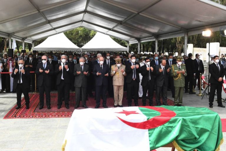 جثمان رئيس الدولة السابق عبد القادر بن صالح يوارى الثرى بمقبرة العالية