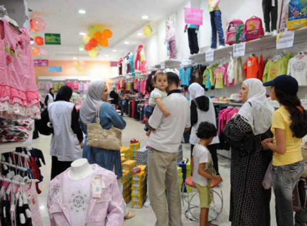 أولياء يشترون ملابس موسمية لإدخال البهجة على الأطفال