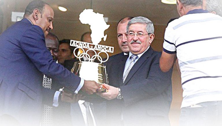 إسداء وسام الاستحقاق الأولمبي الإفريقي للرئيس بوتفليقة