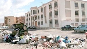 مدخل المتوسطة قبل وبعد تدخل مصالح البلدية