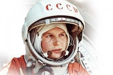 أول رائدة فضاء روسية تفتتح معرضاً لمقتنيات نادرة