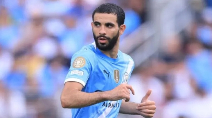 مدرب مانشستر سيتي يدافع عن ريان آيت نوري