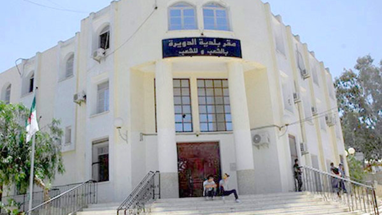 السلطات تستدعي أمين عام بلدية الدويرة