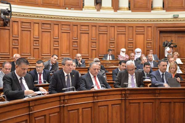 مشكل السيارات العالقة بالموانئ سيحل قريبا