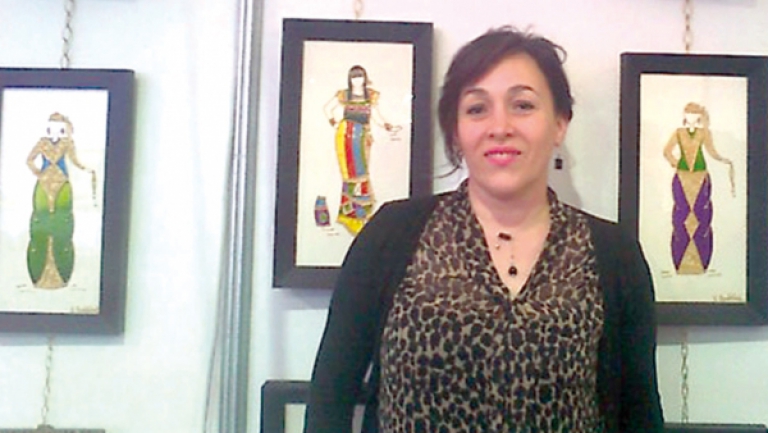 أحافظ على اللباس التقليدي برسمه على لوحات