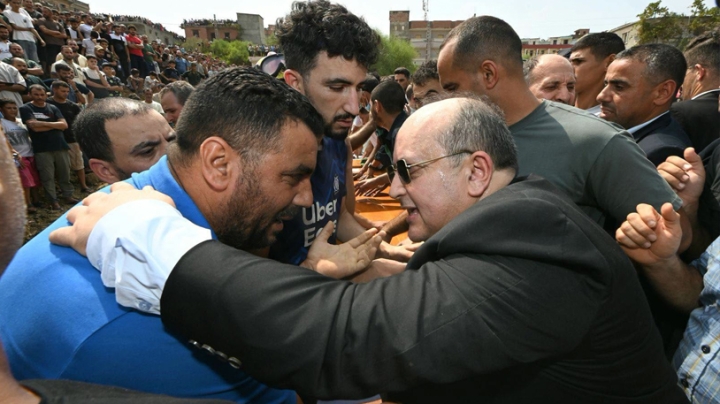 الوزير الأول يشارك في تشييع ضحايا الحرائق بجيجل