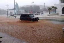 انقطاع الطرق وهلع لدى السكان بسبب الأمطار الطوفانية