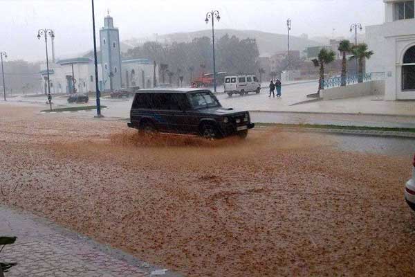 انقطاع الطرق وهلع لدى السكان بسبب الأمطار الطوفانية
