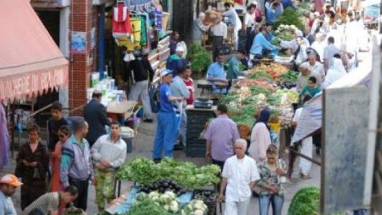 طوابير طويلة واختراق للحجر الصحي