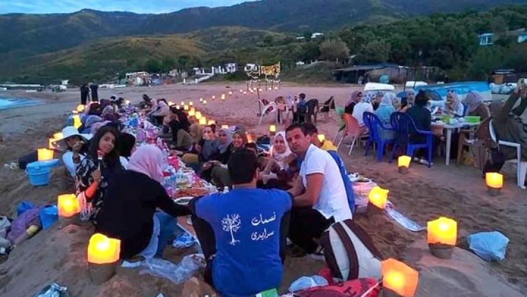 عائلات تقضي ساعة الإفطار بين أحضان الطبيعة