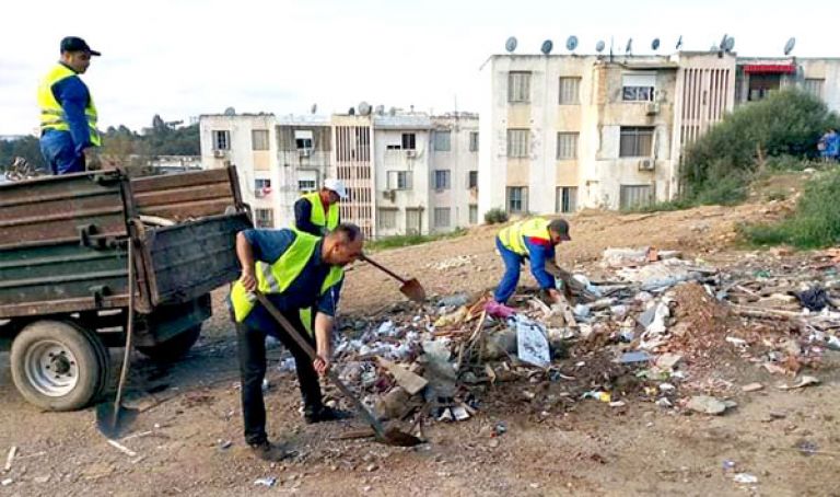 جمع 100 طن من النفايات المنزلية يوميا