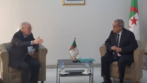 وزير الصناعة والإنتاج الصيدلاني، علي عون-رئيس البورصة الجزائرية للمناولة والشراكة، كمال أقسوس