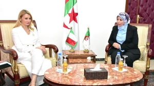 وزيرة العلاقات مع البرلمان، بسمة عزوار-نائب الوزير المكلف بالعلاقة مع البرلمان في الحكومة الإيطالية، السيدة جوزيبينا كاستيلو